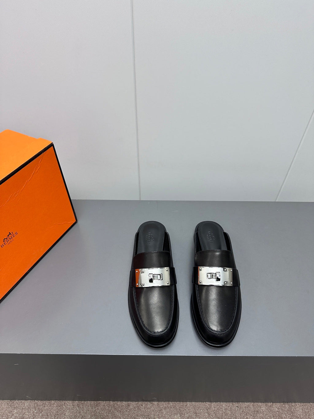 HERMES 0Z MULE IN BLACK LAMBSKIN