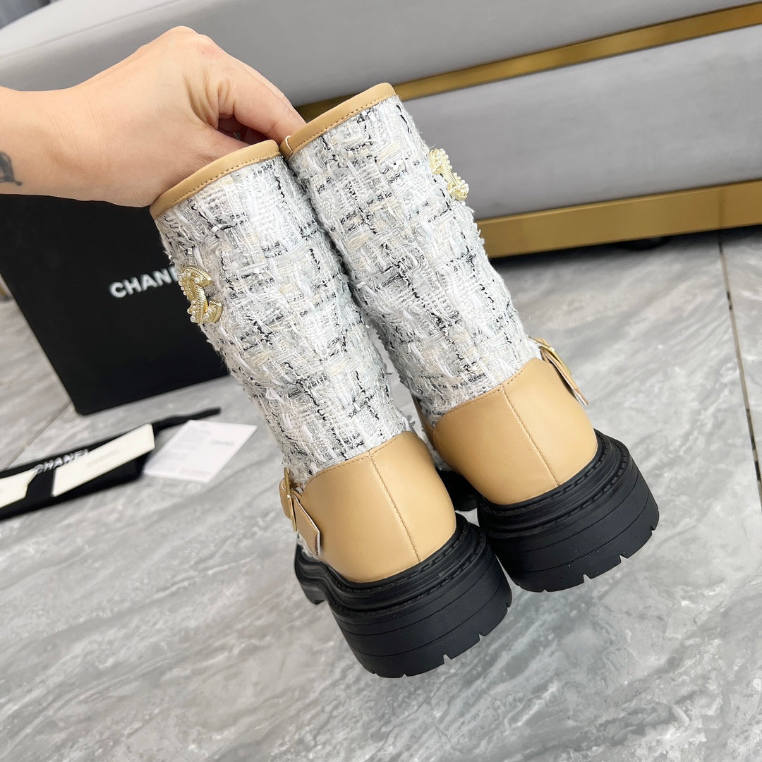 CHANEL 25S MID-CALF BOOTS 45MM IN LIGHT BROWN CALFSKIN AND WHITE TWEED GOLD HARDWARE