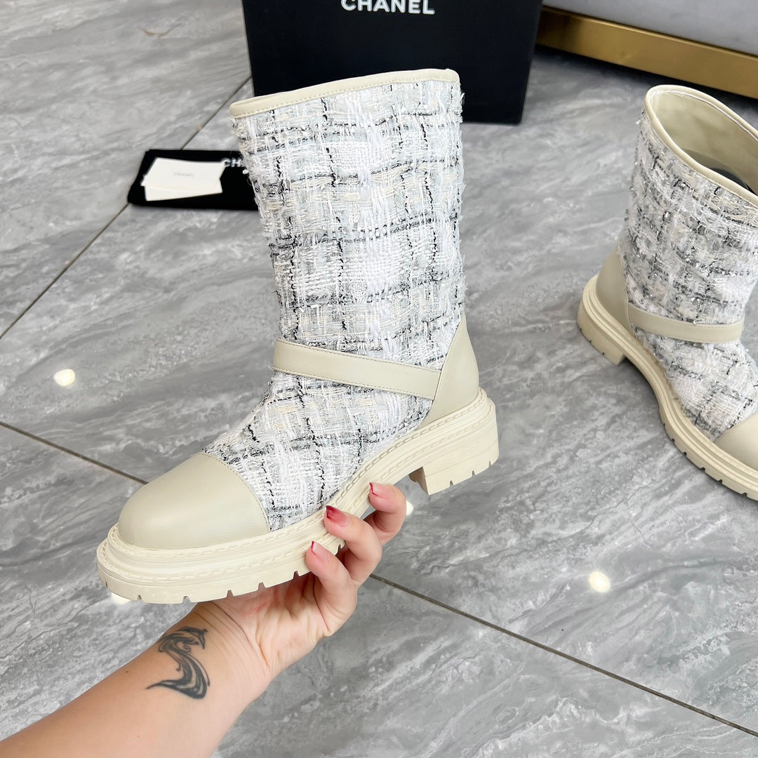 CHANEL 25S MID-CALF BOOTS 45MM IN BEIGE CALFSKIN AND WHITE TWEED GOLD HARDWARE