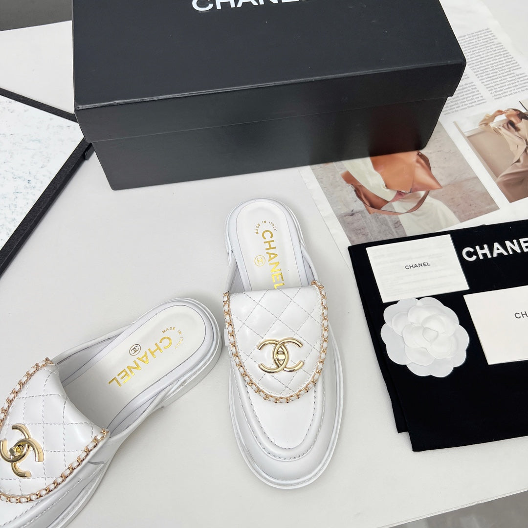 CHANEL 25S MULES WITH CHAIN DETAIL IN WHITE CALFSKIN GOLD HARDWRE