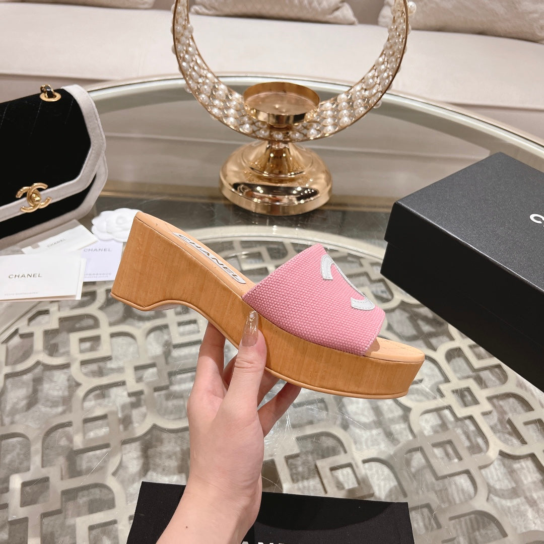 CHANEL WEDGE PLATFORM IN LIGHT PINK LAMBSKIN WITH WHITE LOGO