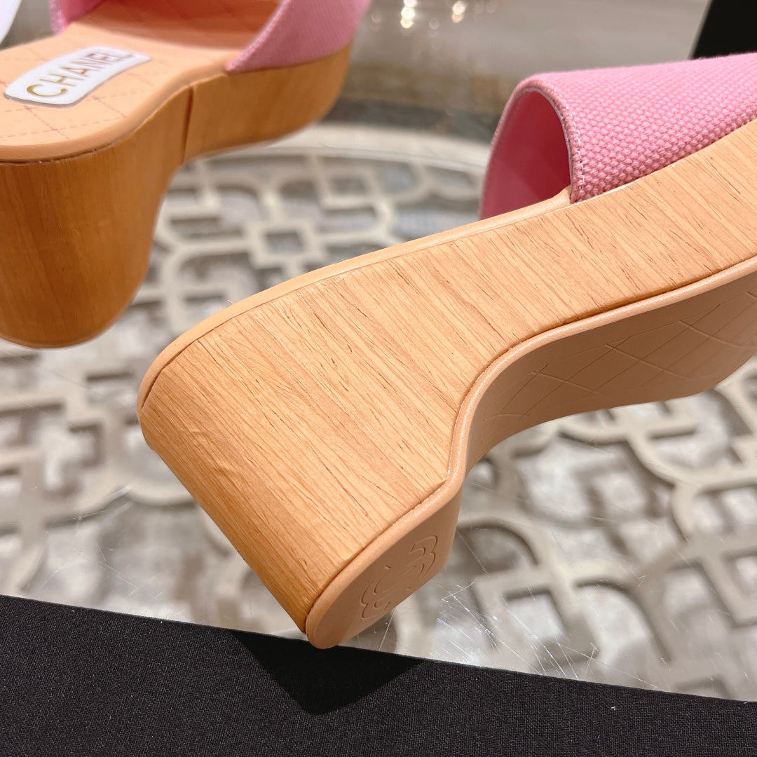 CHANEL WEDGE PLATFORM IN LIGHT PINK LAMBSKIN WITH WHITE LOGO