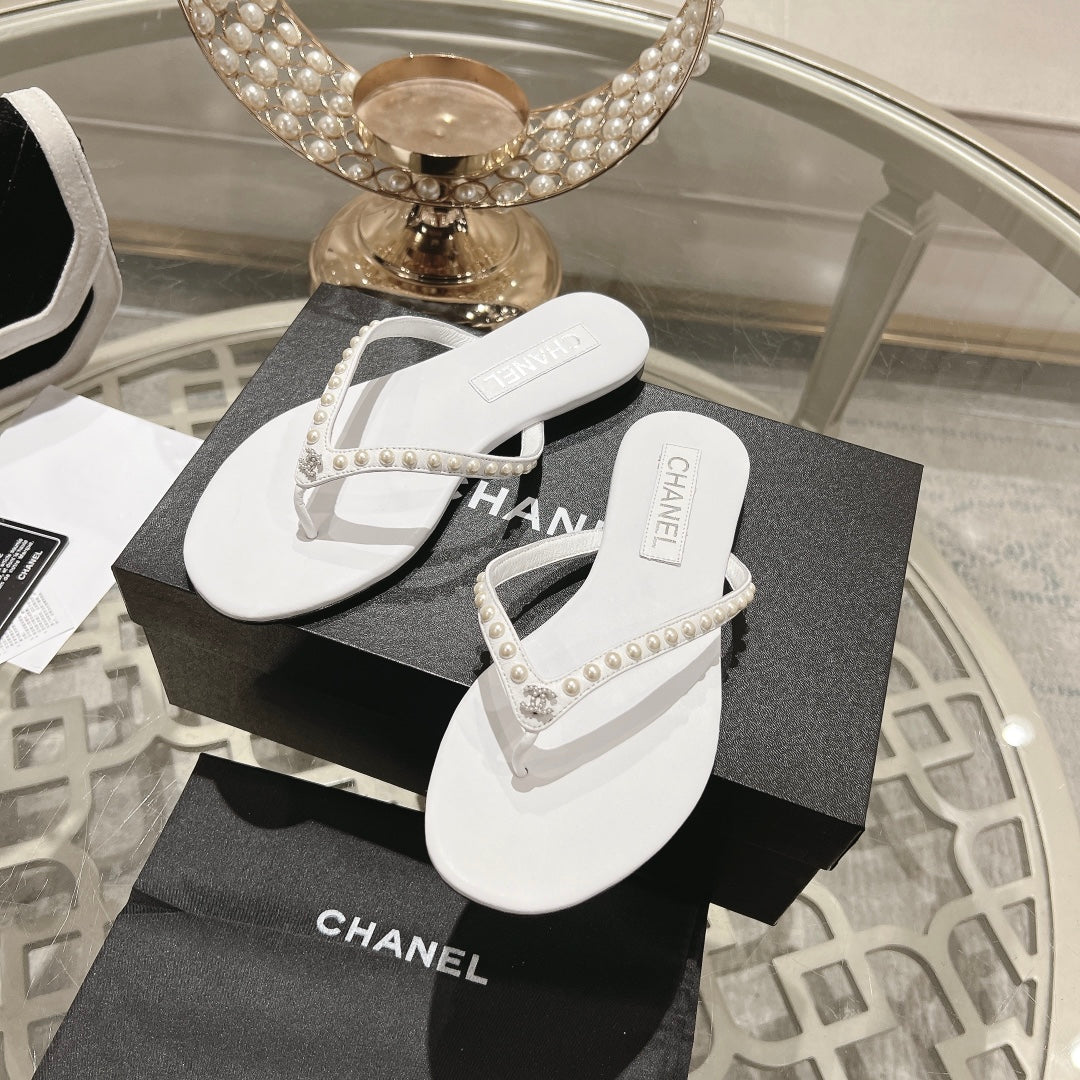 CHANEL PEARL THONG SANDAL IN WHITE LAMBSKIN