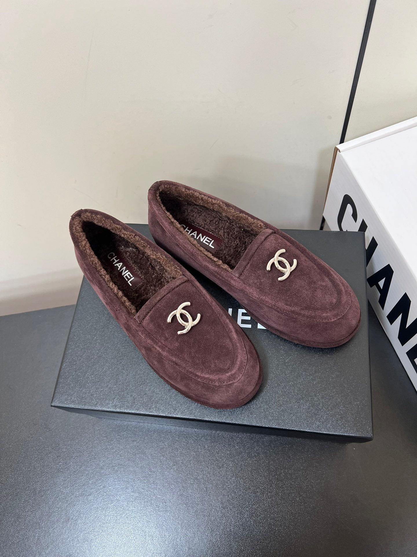 CHANEL LOAFER IN CHESTNUT BROWN SUEDE AND SOLF FLEECE LINING