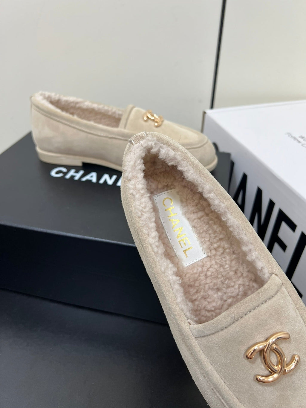 CHANEL LOAFER IN BEIGE SUEDE AND SOLF FLEECE LINING