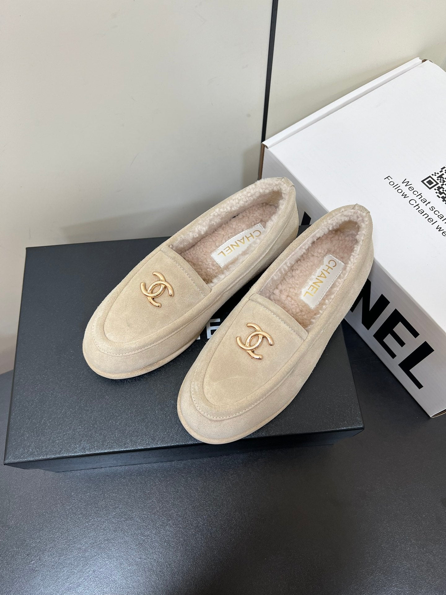 CHANEL LOAFER IN BEIGE SUEDE AND SOLF FLEECE LINING