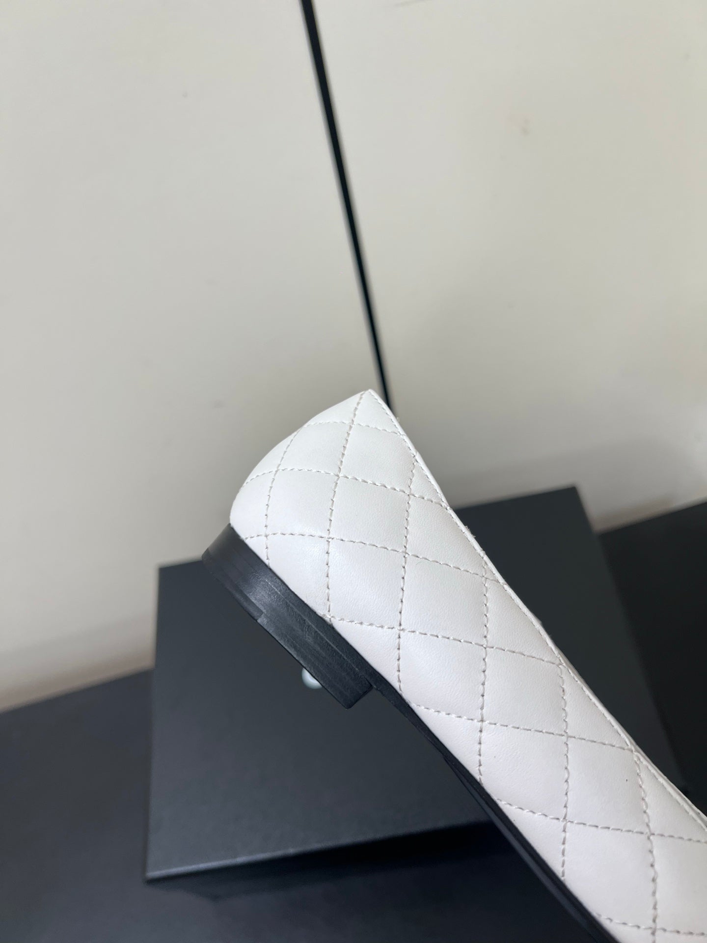 CHANEL BALLET FLAT 25SS IN WHITE MIX BLACK LAMBSKIN WITH GOLD HARDWARE
