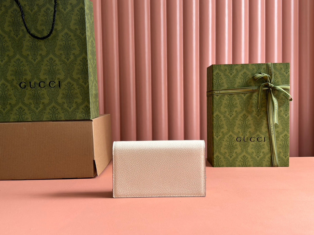 GUCCI INTERLOCKING WOC 20 IN WHITE GRAINY CALFSKIN GOLD HARDWARE