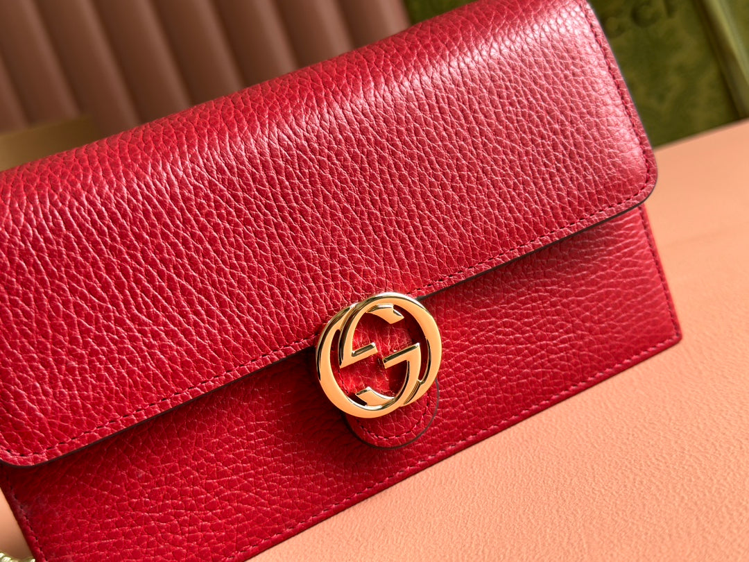 GUCCI INTERLOCKING WOC 20 IN RED PEBBLED GRAINY CALFSKIN GOLD HARDWARE