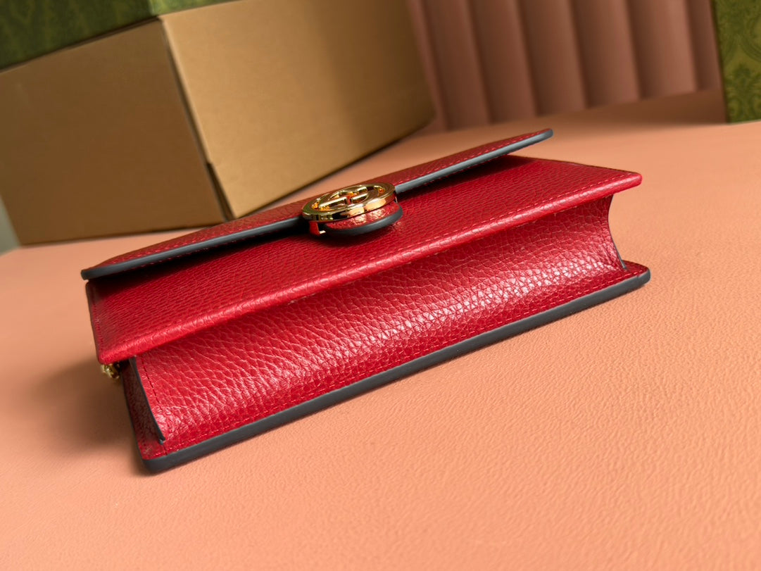 GUCCI INTERLOCKING WOC 20 IN RED PEBBLED GRAINY CALFSKIN GOLD HARDWARE