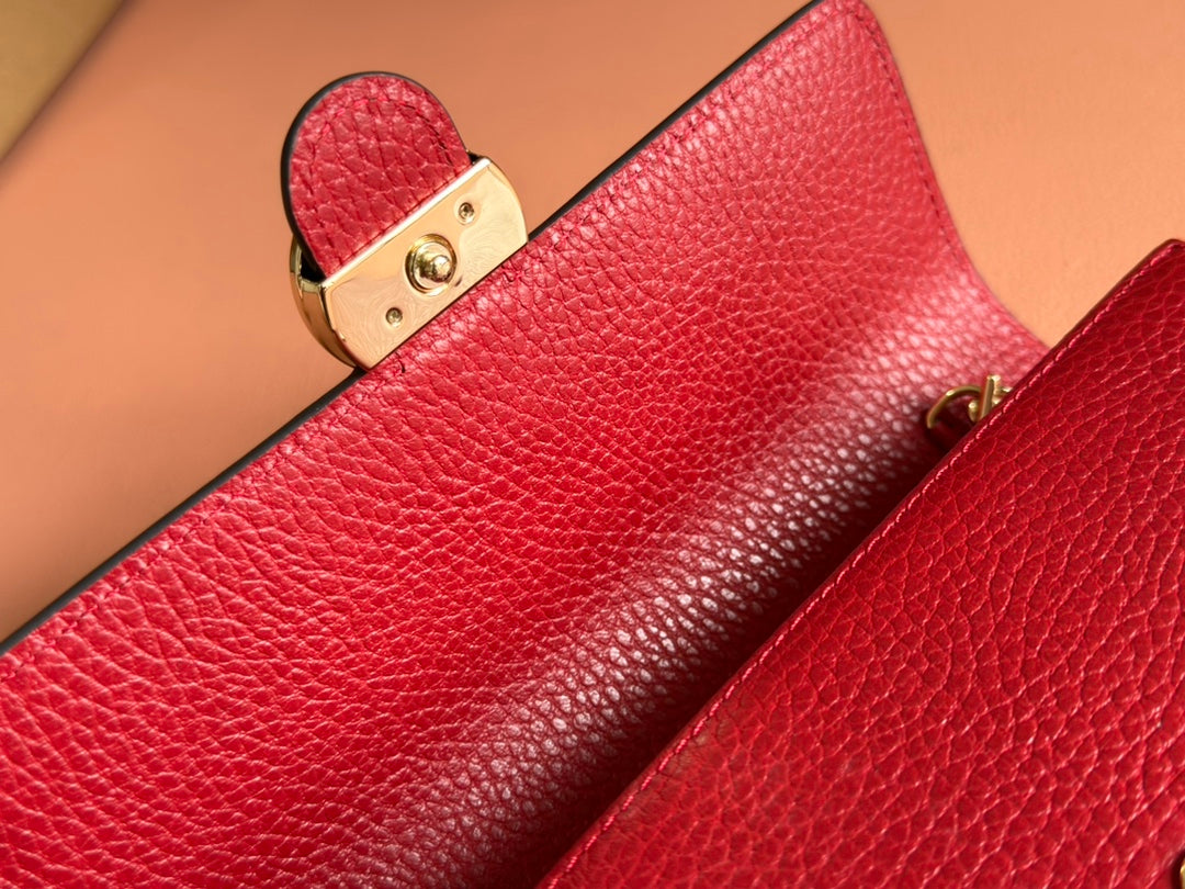 GUCCI INTERLOCKING WOC 20 IN RED PEBBLED GRAINY CALFSKIN GOLD HARDWARE