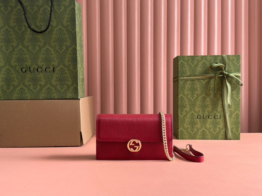 GUCCI INTERLOCKING WOC 20 IN RED PEBBLED GRAINY CALFSKIN GOLD HARDWARE