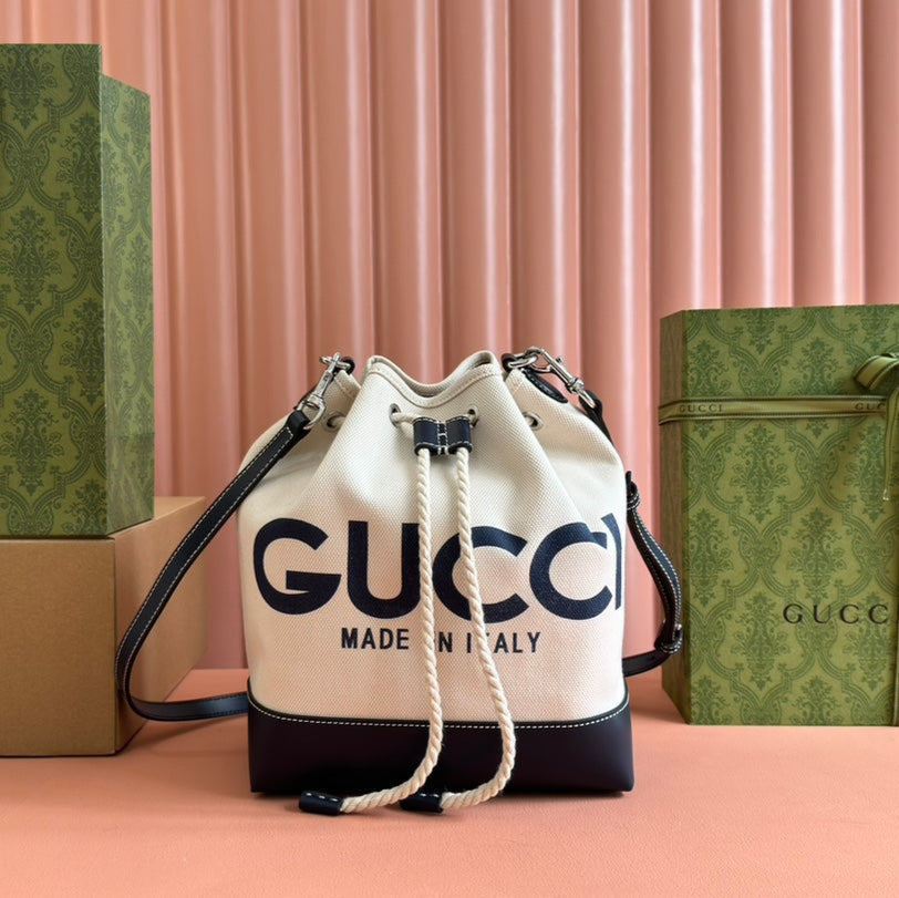 GUCCI DRAWSTRING SHOULDER BAG LOGO PRINT 31 IN WHITE CANVAS DARK BLUE CALFSKIN
