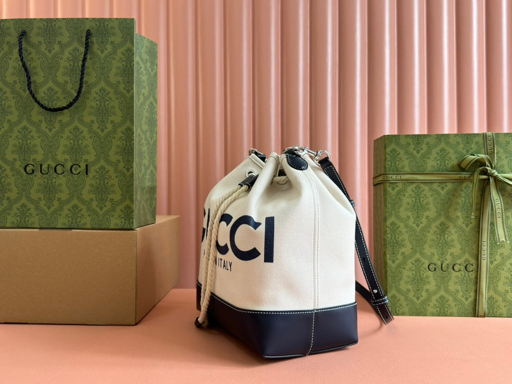 GUCCI DRAWSTRING SHOULDER BAG LOGO PRINT 31 IN WHITE CANVAS DARK BLUE CALFSKIN