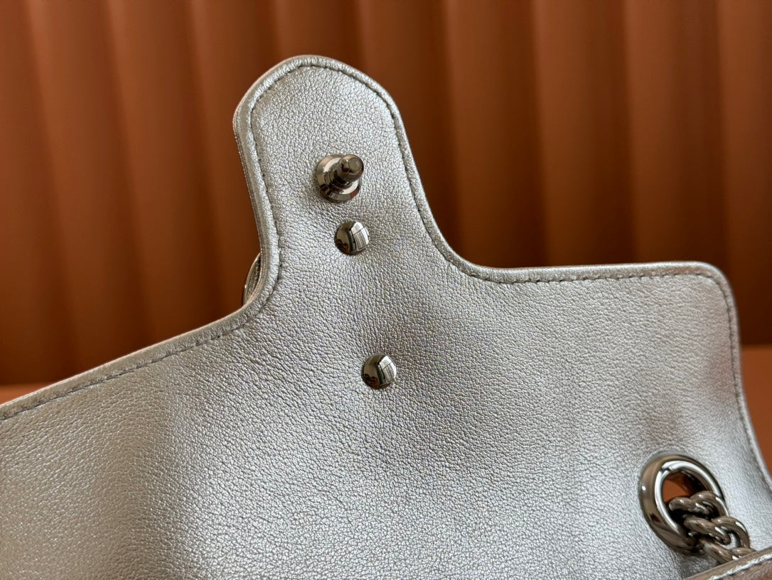 GUCCI MARMONT MEDIUM SHOUDER BAG 23 IN SILVER PATENT CALFSKIN