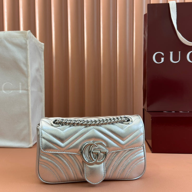 GUCCI MARMONT MEDIUM SHOUDER BAG 23 IN SILVER PATENT CALFSKIN