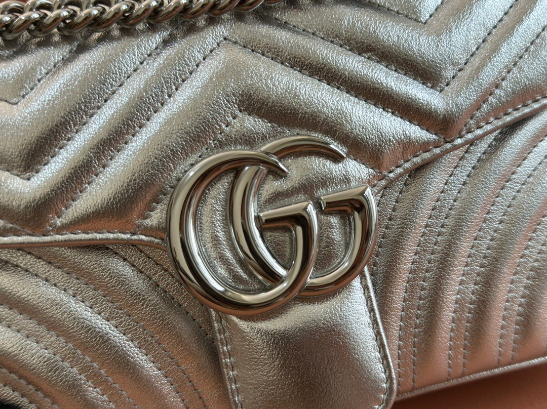 GUCCI MARMONT MEDIUM SHOUDER BAG 26 IN SILVER PATENT CALFSKIN