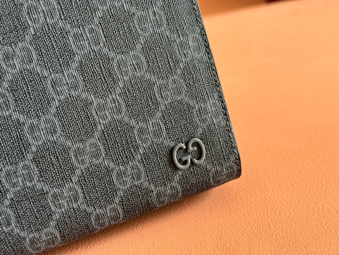 GUCCI NEO VINTAGE 26  SUPREME POUCH IN BLACK CANVAS