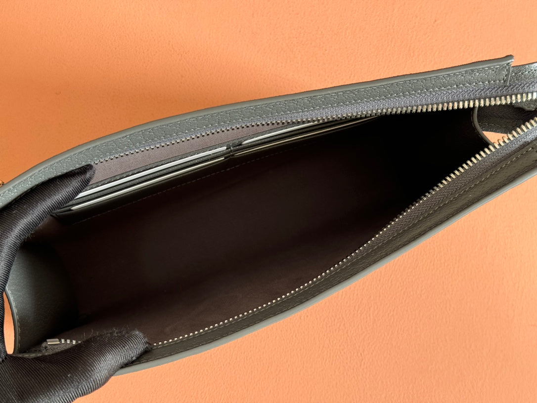 GUCCI NEO VINTAGE 26  SUPREME POUCH IN BLACK CANVAS
