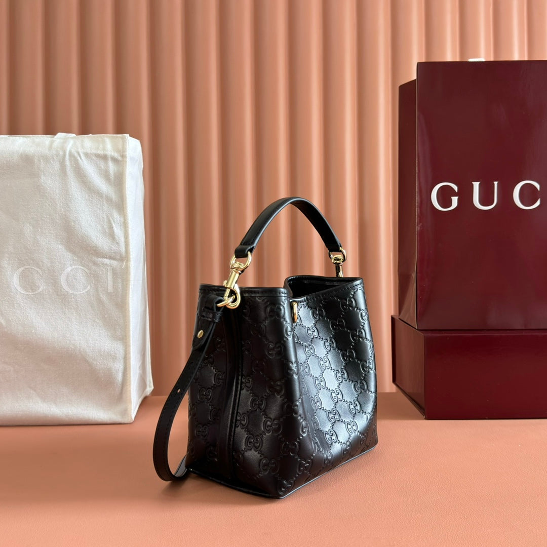 GUCCI 26S HAND BAG 19 IN BLACK CALFSKIN WITH MONOGRAM PATTERN