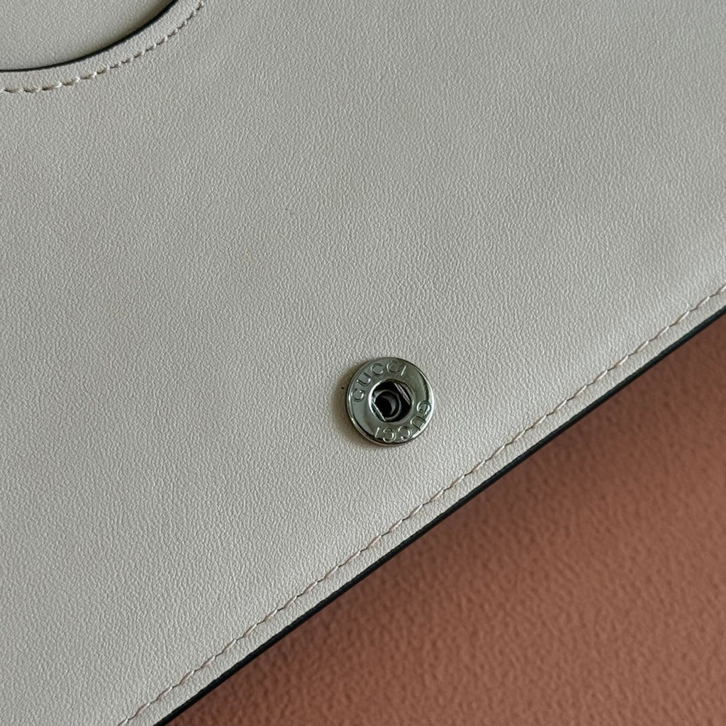 GUCCI MARMONT WALLET ON CHAIN 20 BEIGE AND WHITE IN CALFSKIN