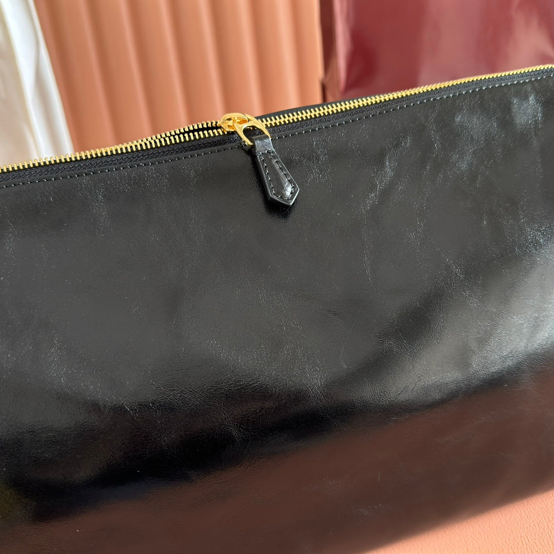 GUCCI 26S SHOULDER BAG 38 IN BLACK SHINY CALFSKIN
