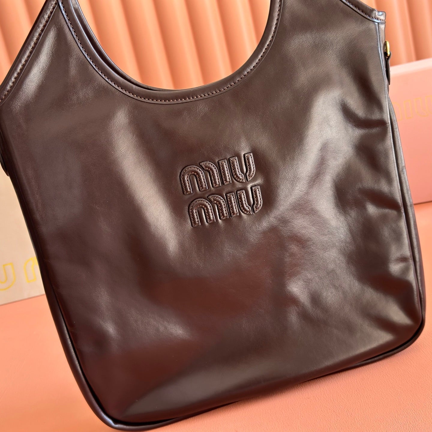 MIUMIU 26S IVY 40 TOTE IN DARK BROWN PATENT CALFSKIN