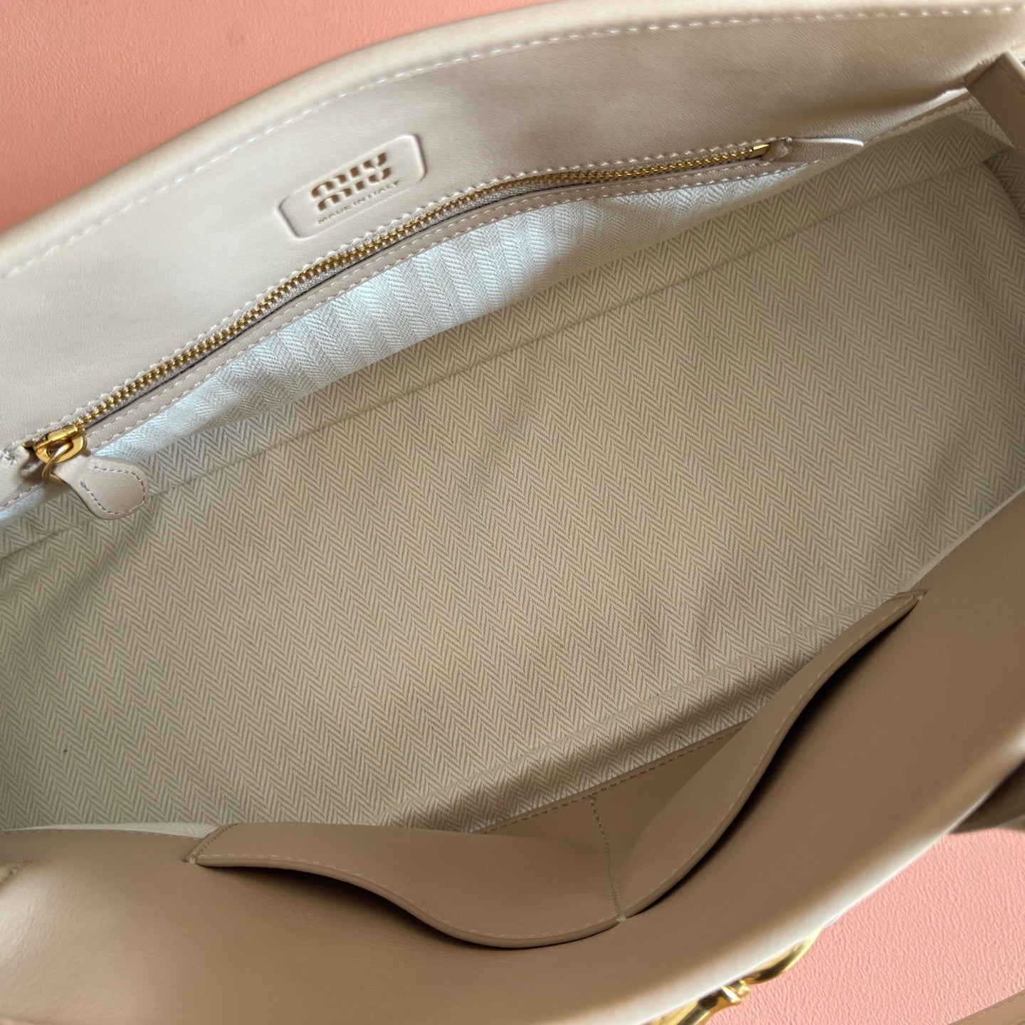 MIUMIU 26S BORSA AVENTURE BAG 44 IN DARK BEIGE LAMBSKIN GOLD HARDWARE