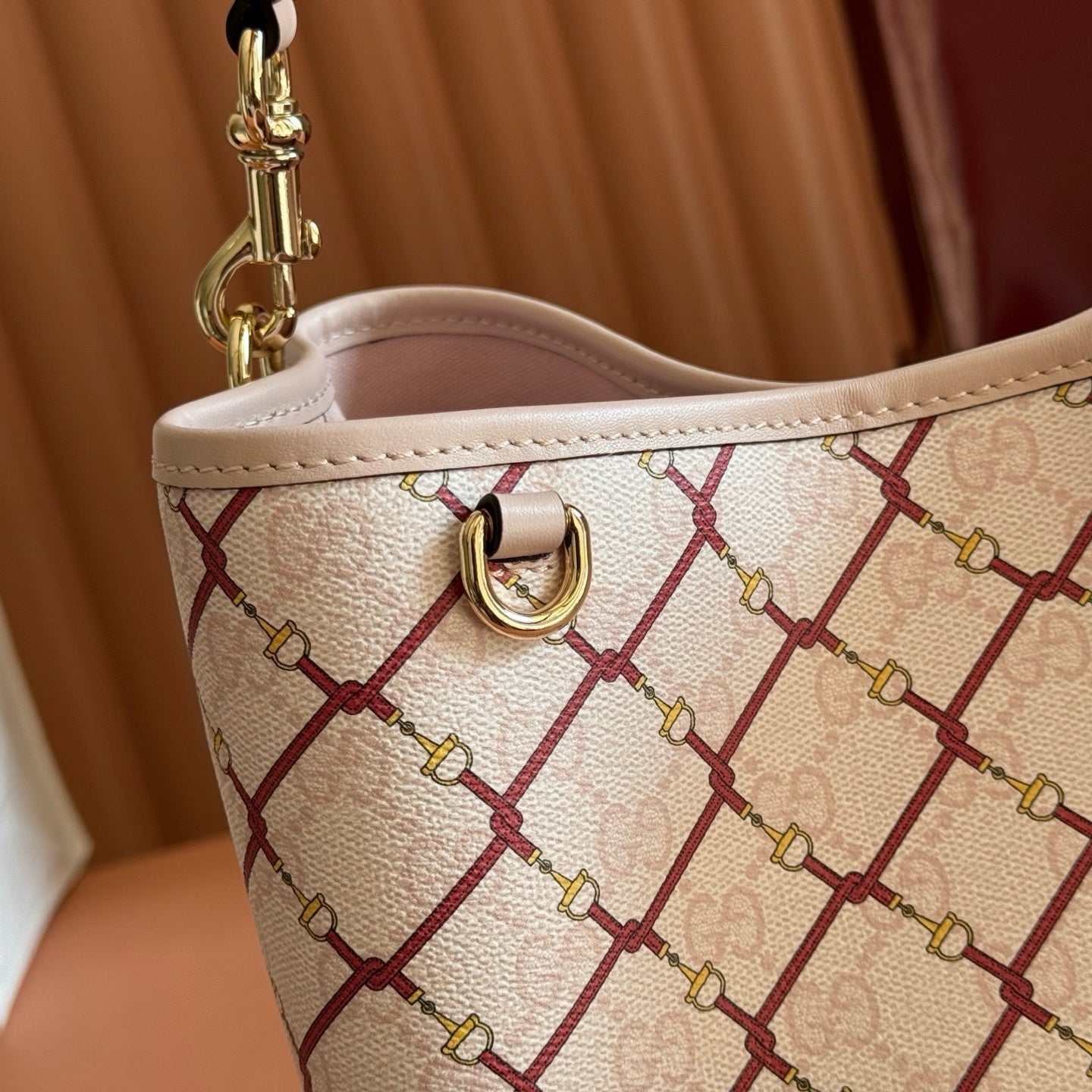 GUCCI 26S  EMBLEM BUCKET BAG 25 IN LIGHT PINK COATED FABRIC