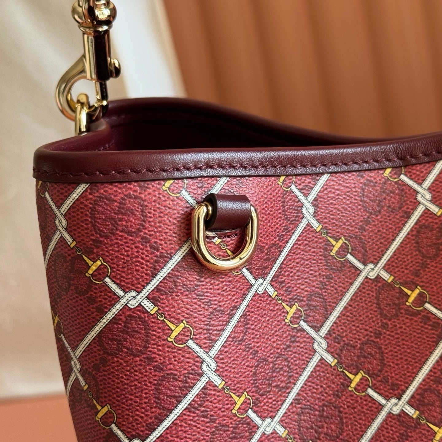 GUCCI 26S  EMBLEM BUCKET BAG 25 IN DARK RED COATED FABRIC