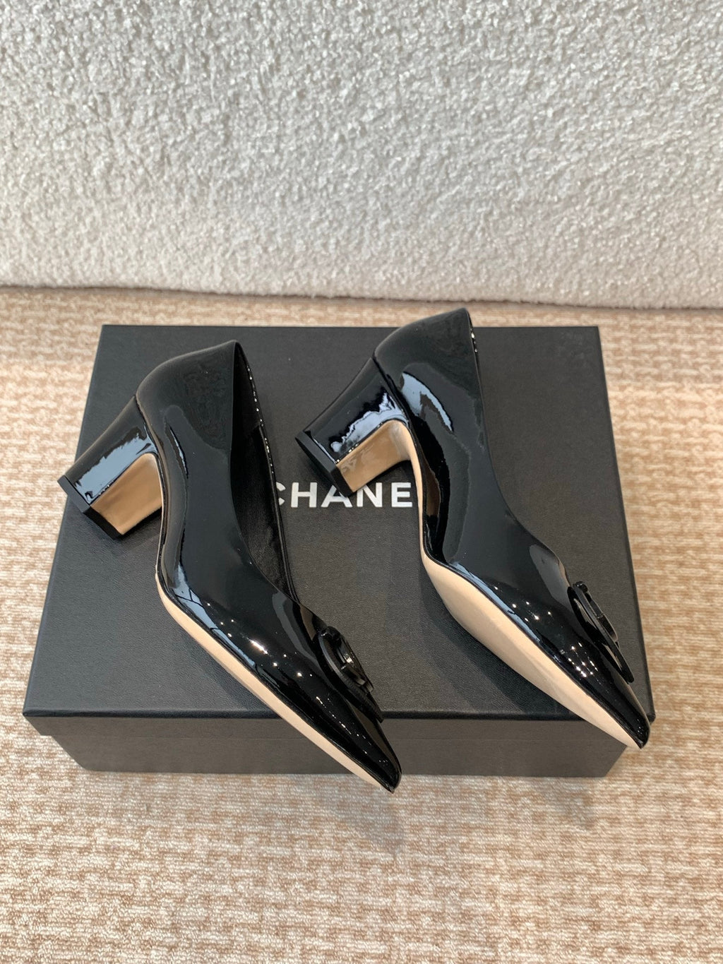 CHANEL MID-HEEL PUMPS IN BLACK PATENT CALFSKIN