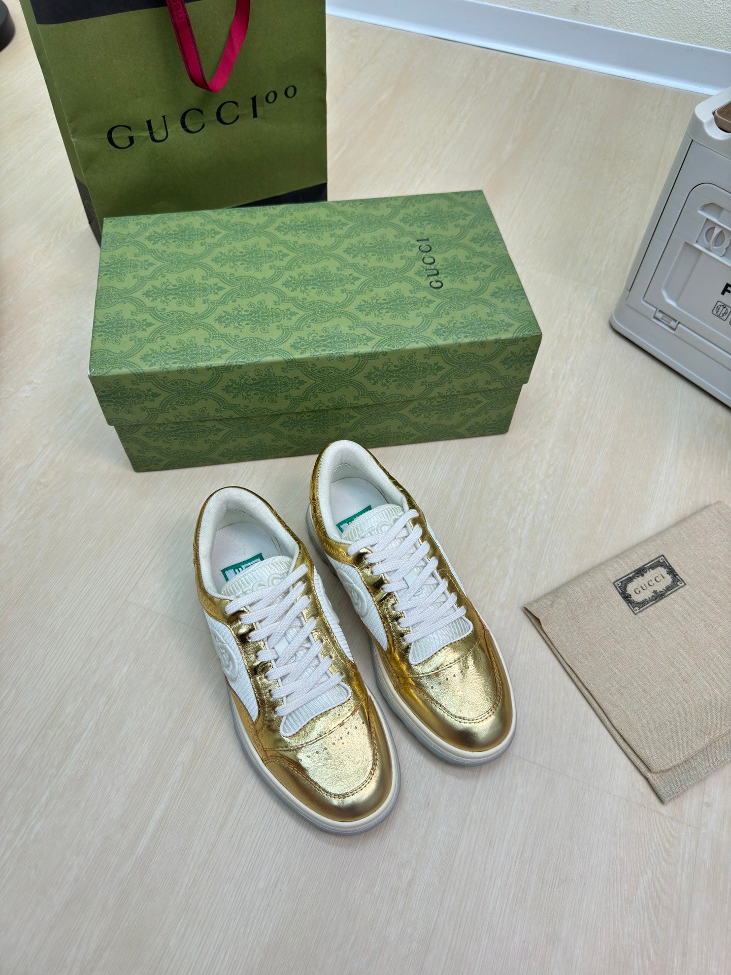 GUCCI INTERLOCKING G SNEAKER GOLD CALFSKIN AND FABRIC