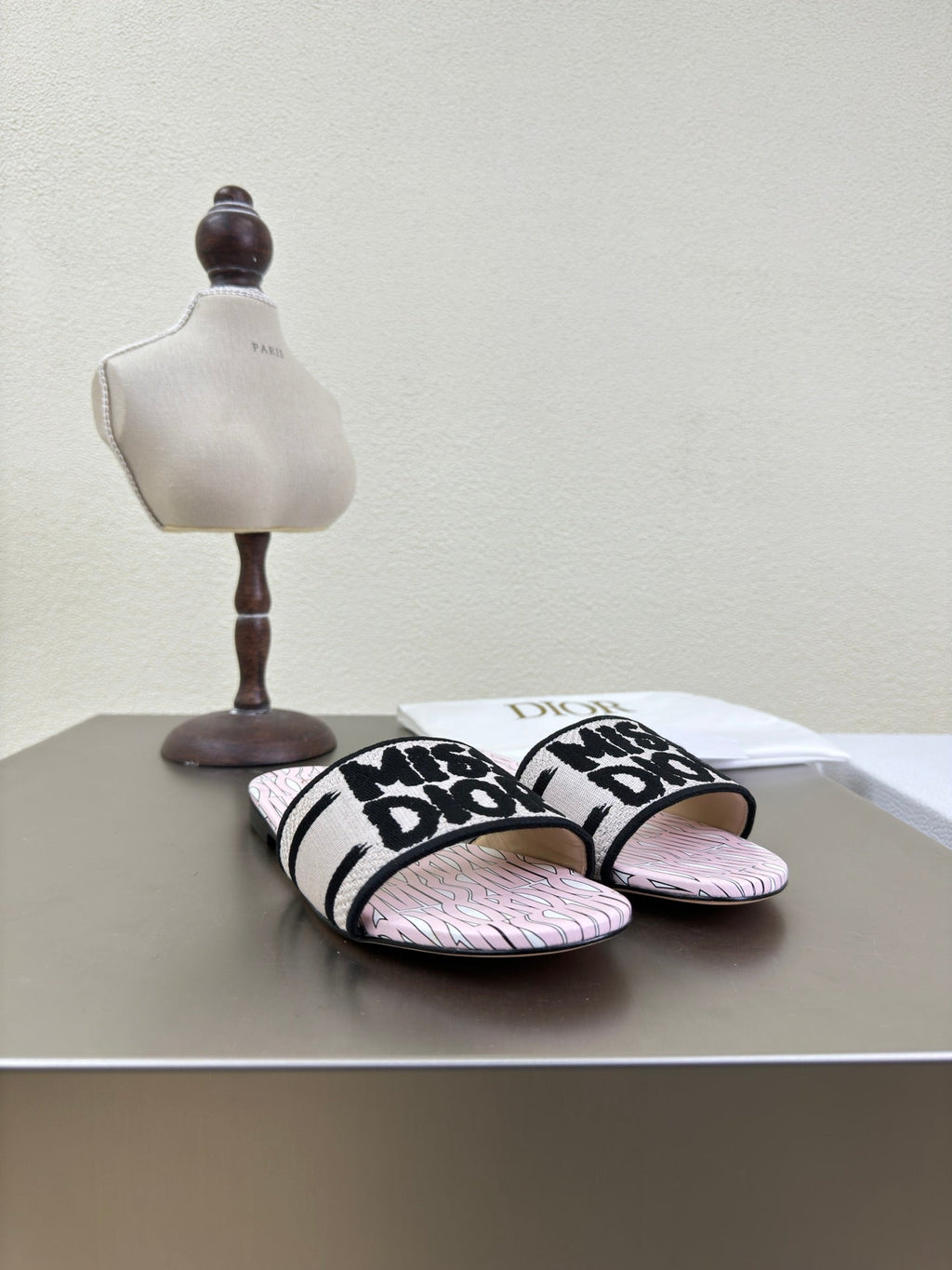 DIOR DWAY SLIDE EMBROIDERED COTTON AND LIGHT PINK MISS  ALLOVER MOTIF