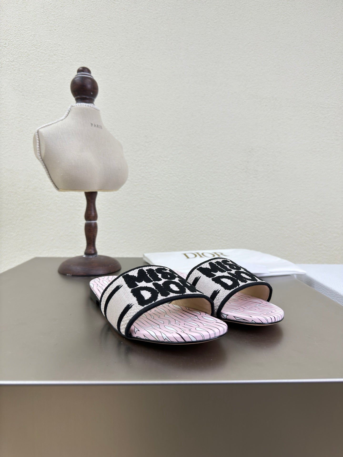 DIOR DWAY SLIDE EMBROIDERED COTTON AND LIGHT PINK MISS  ALLOVER MOTIF