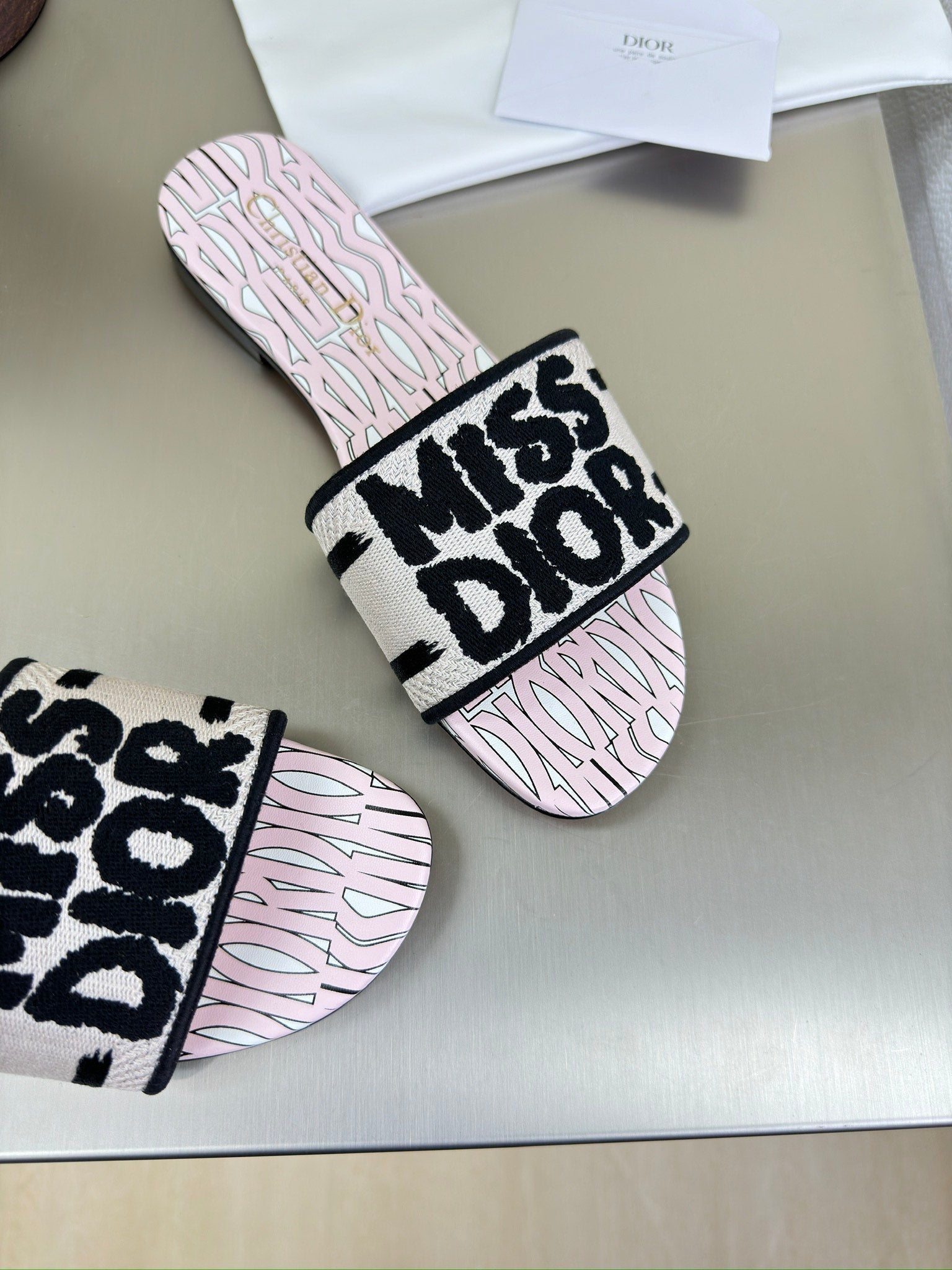 DIOR DWAY SLIDE EMBROIDERED COTTON AND LIGHT PINK MISS  ALLOVER MOTIF