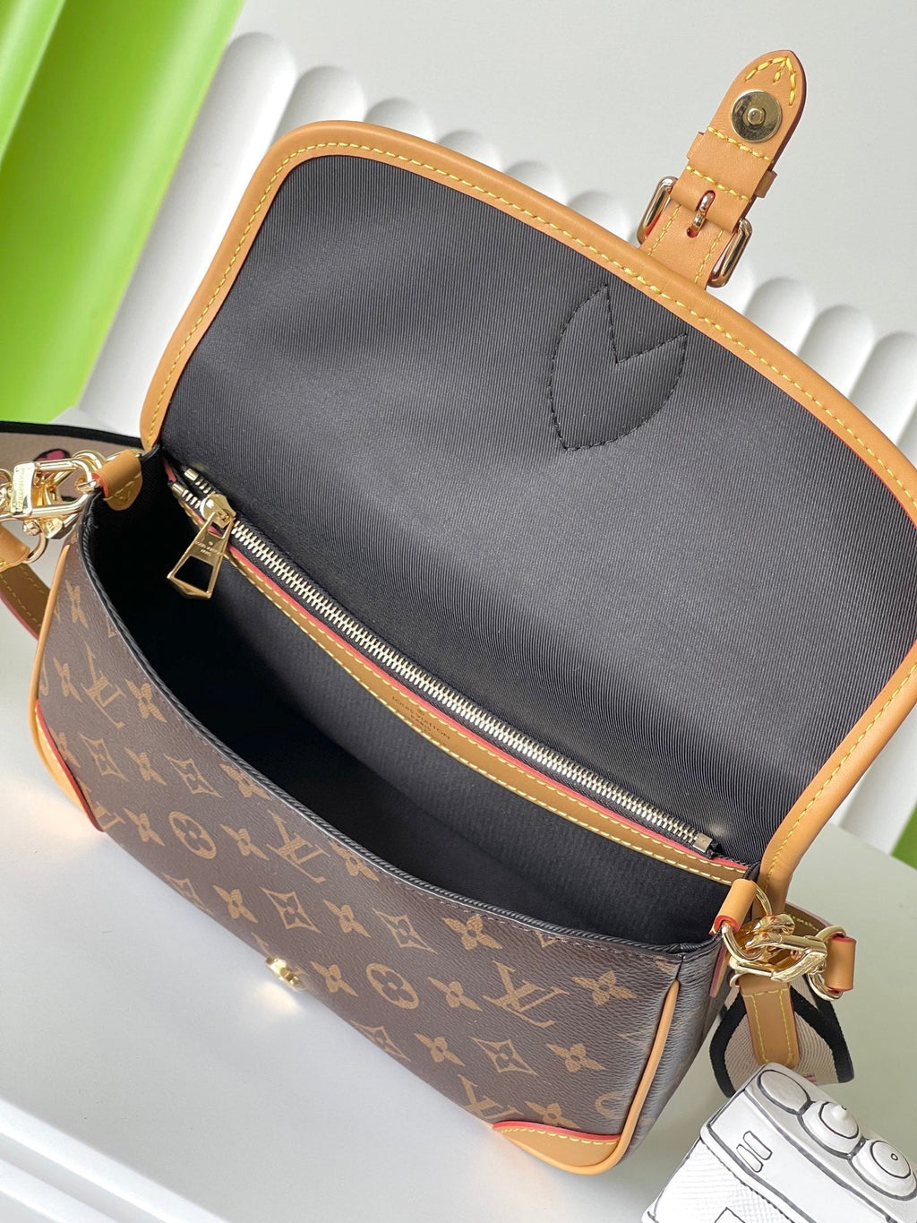 LOUIS VUITTON DIANE 25 IN BROWN MONOGRAM CANVAS TANNED COWHIDE
