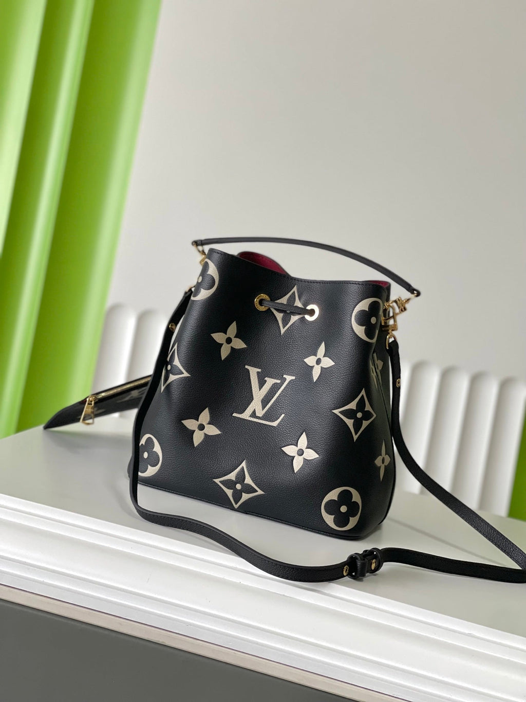LOUIS VUITTON CRAFTY NEONOE 26 IN BLACK AND CREAM BICOLOR EMPREINTE CALFSKIN