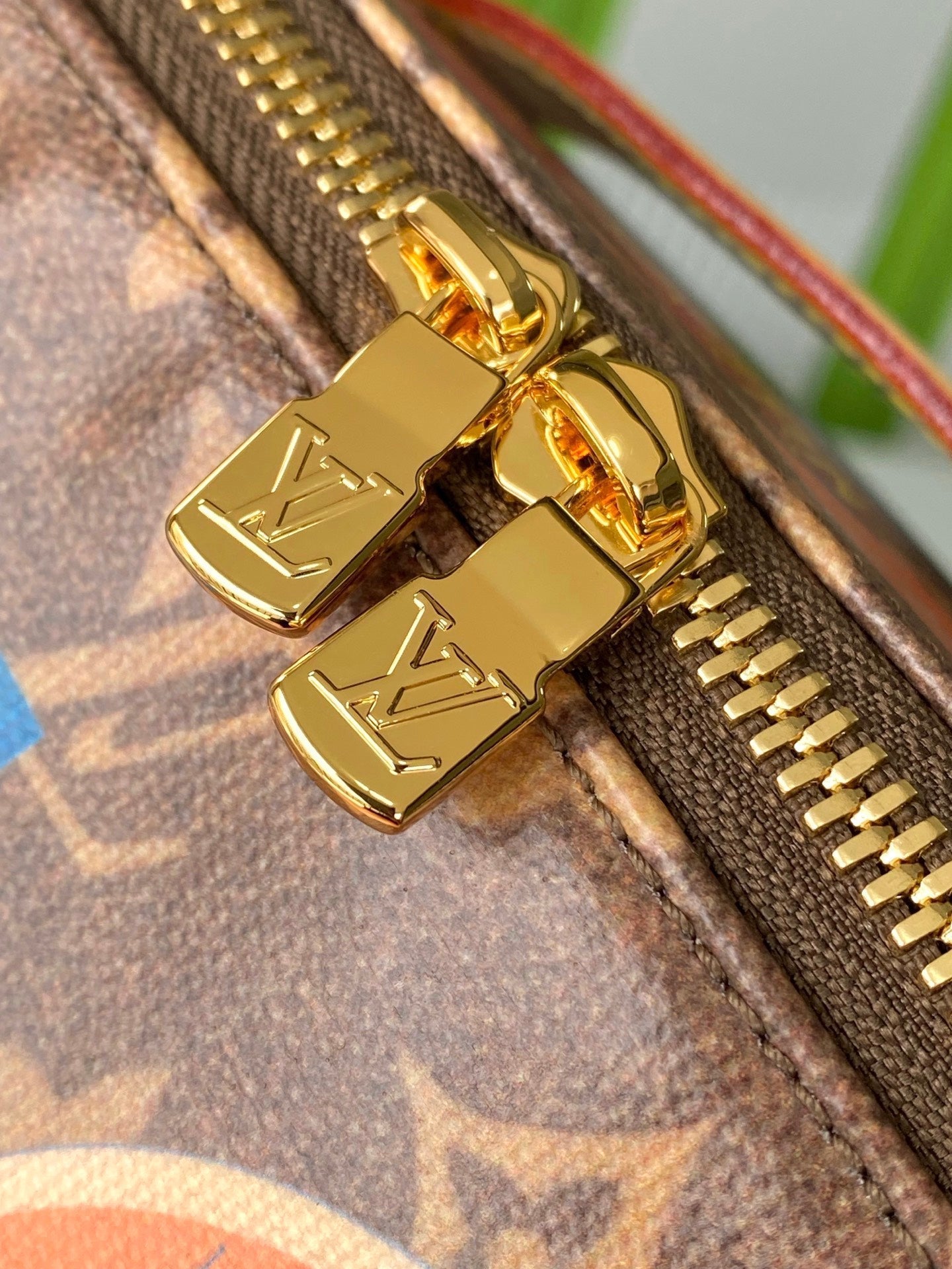 LOUIS VUITTON COMPARTMENTS 24 IN BROWN MONOGRAM CANVAS WITH GOLD LOCK