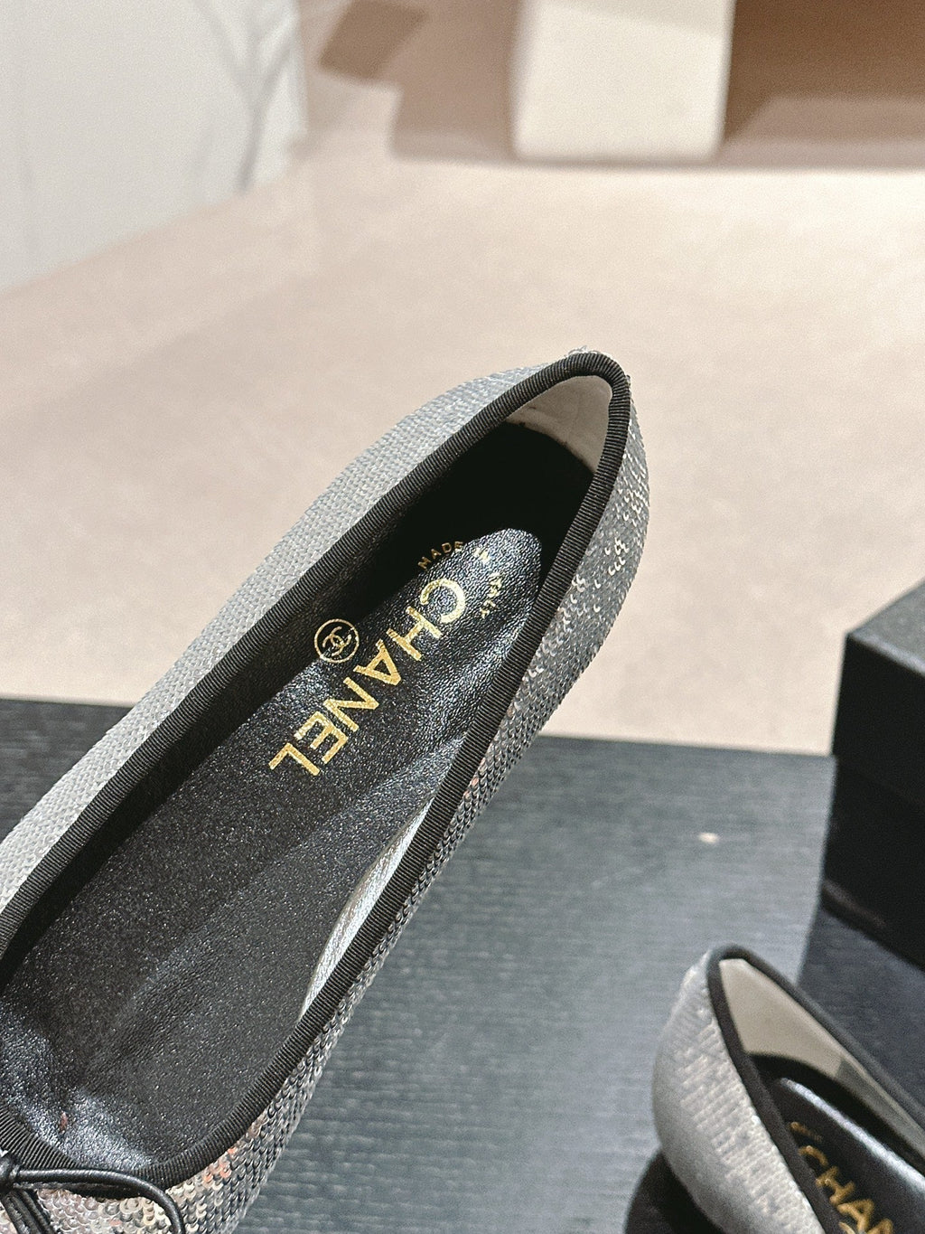 CHANEL BALLET FLATS IN SILVER GLITTERED TULLE AND BLACK SATIN
