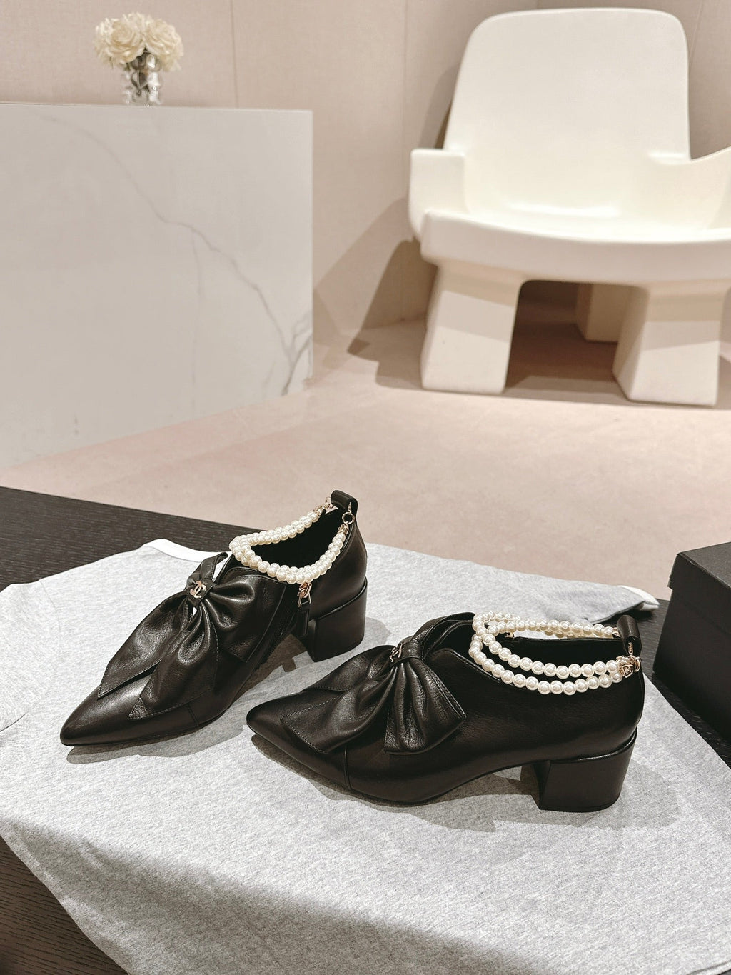 CHANEL SHORT BOOTS IN BLACK SHEEPSKIN WITH BOW