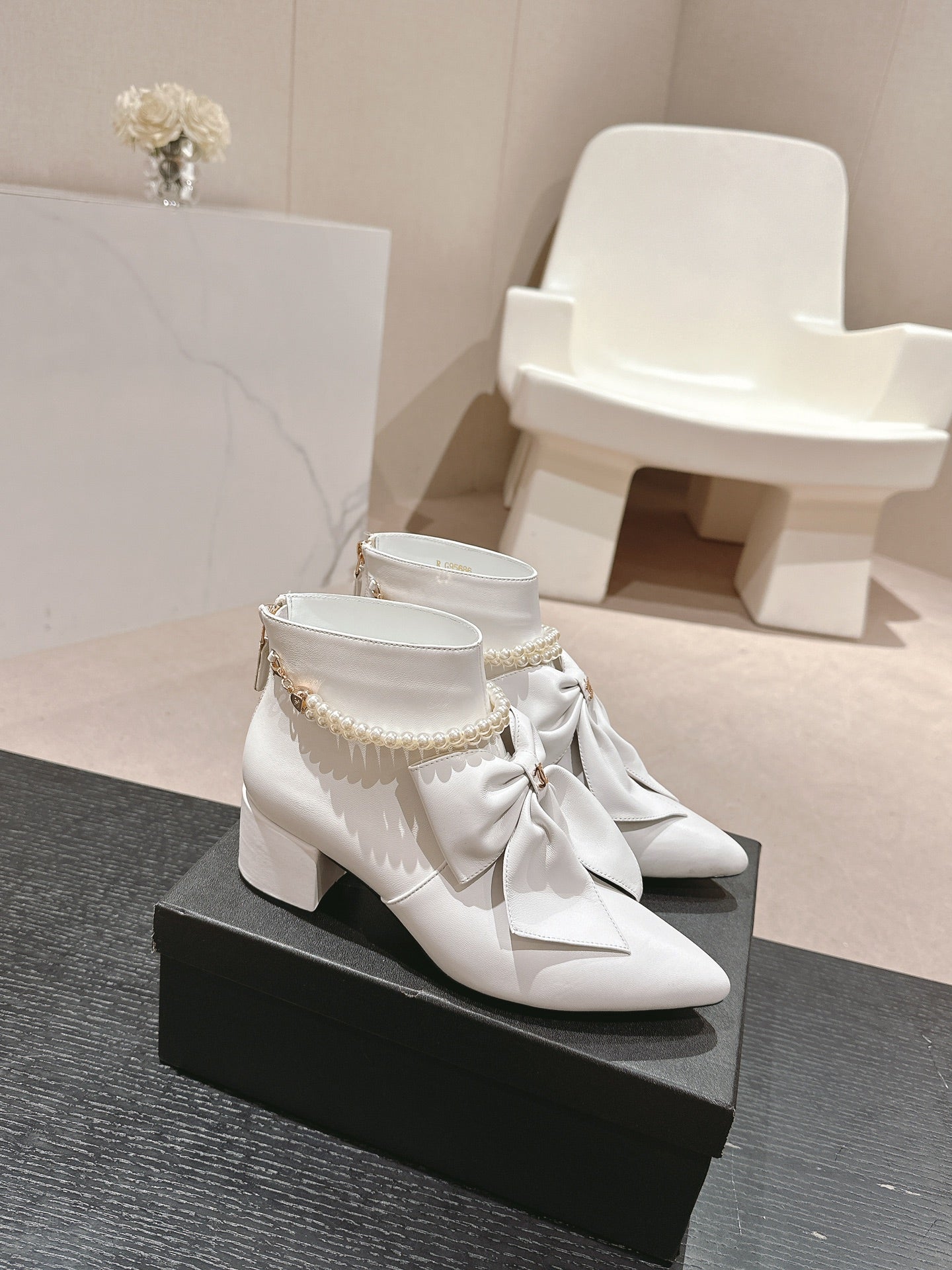 CHANEL SHORT BOOTS IN WHITE SHEEPSKIN WITH BOW