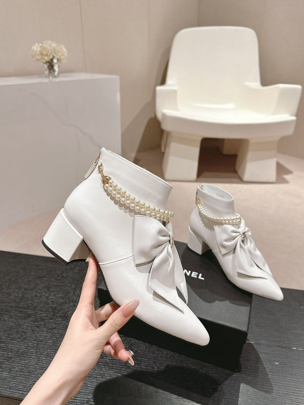CHANEL SHORT BOOTS IN WHITE SHEEPSKIN WITH BOW