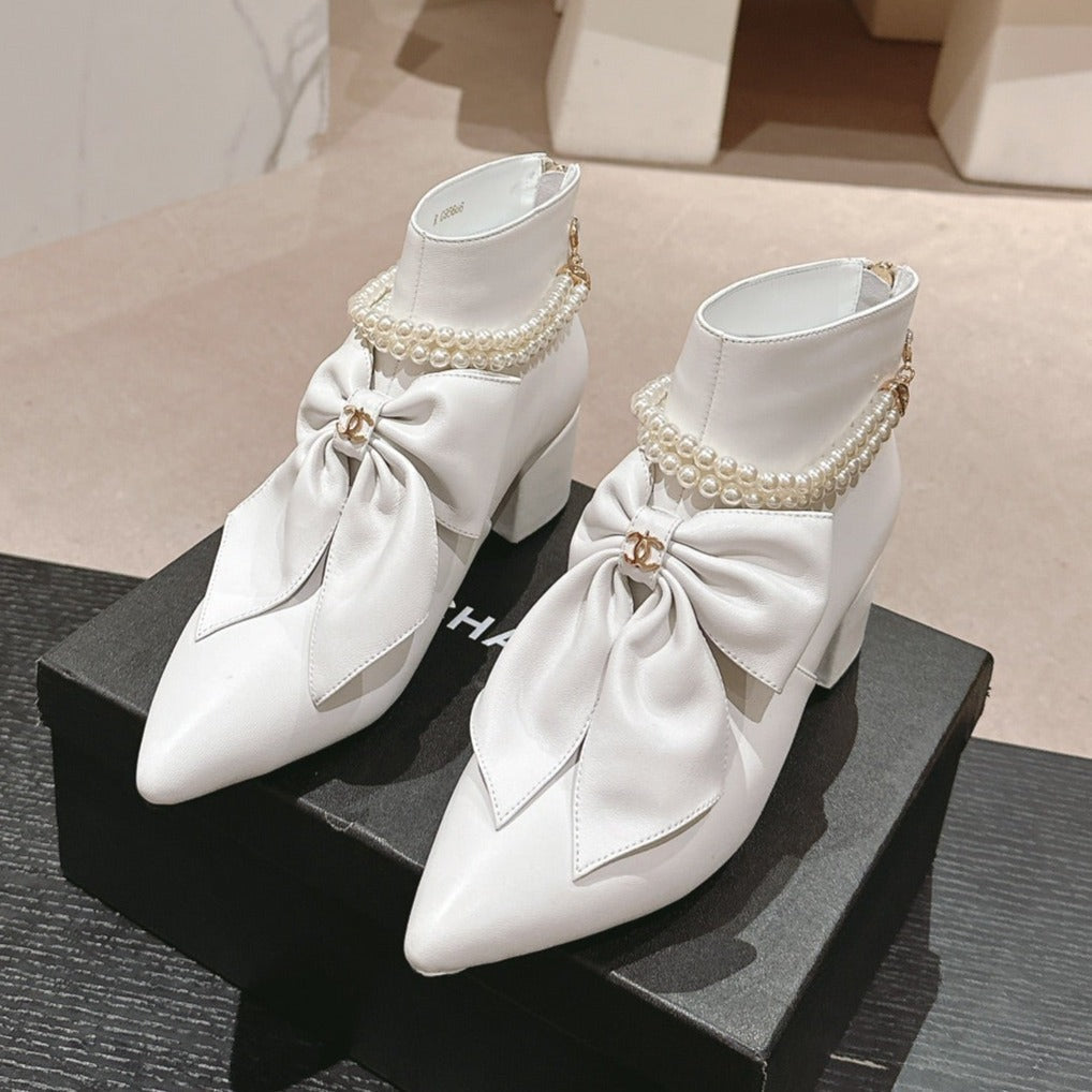 CHANEL SHORT BOOTS IN WHITE SHEEPSKIN WITH BOW