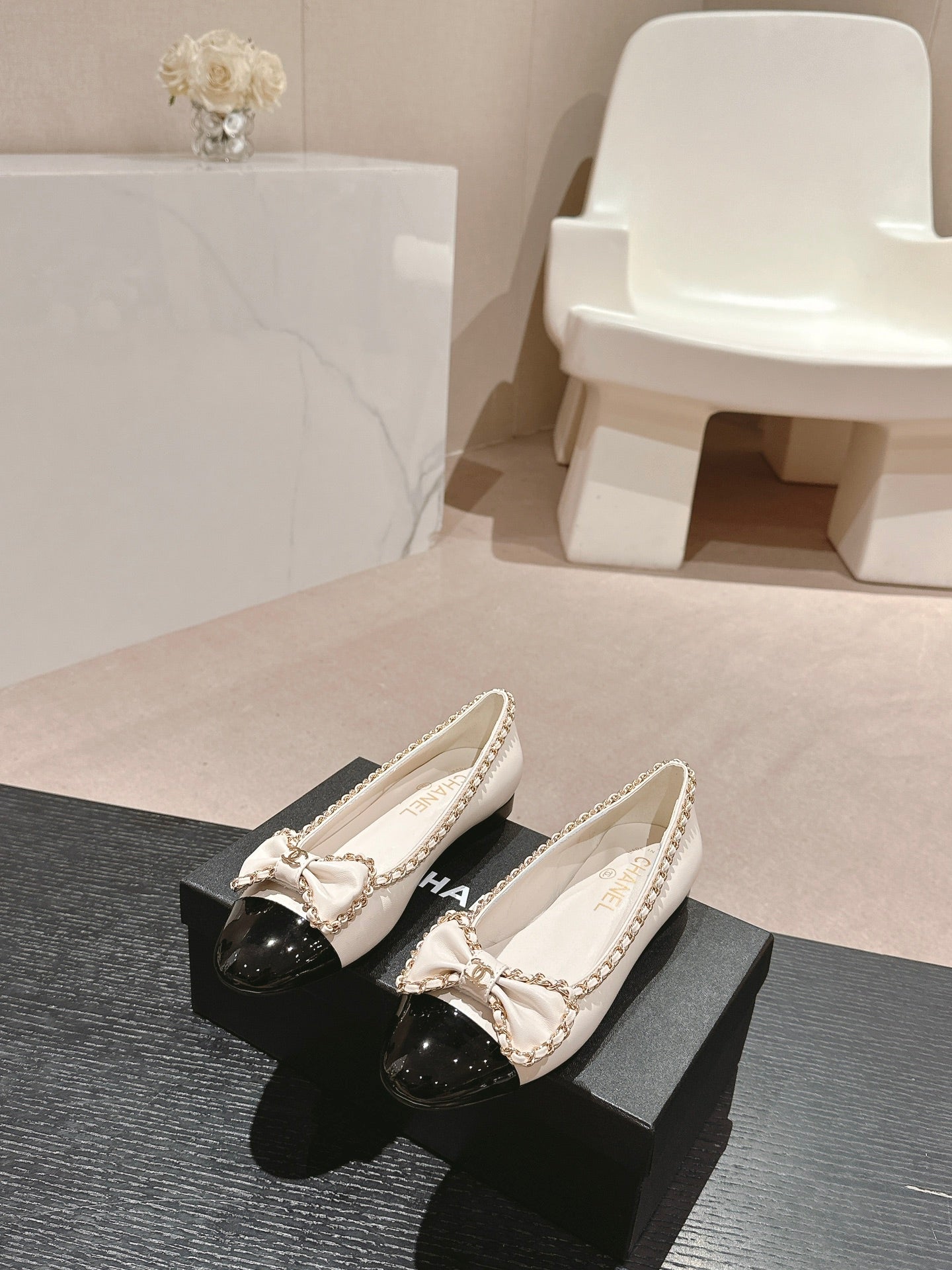 CHANEL BOWKNOT BALLET FLAT IN WHITE MIX BLACK SHEEPSKIN