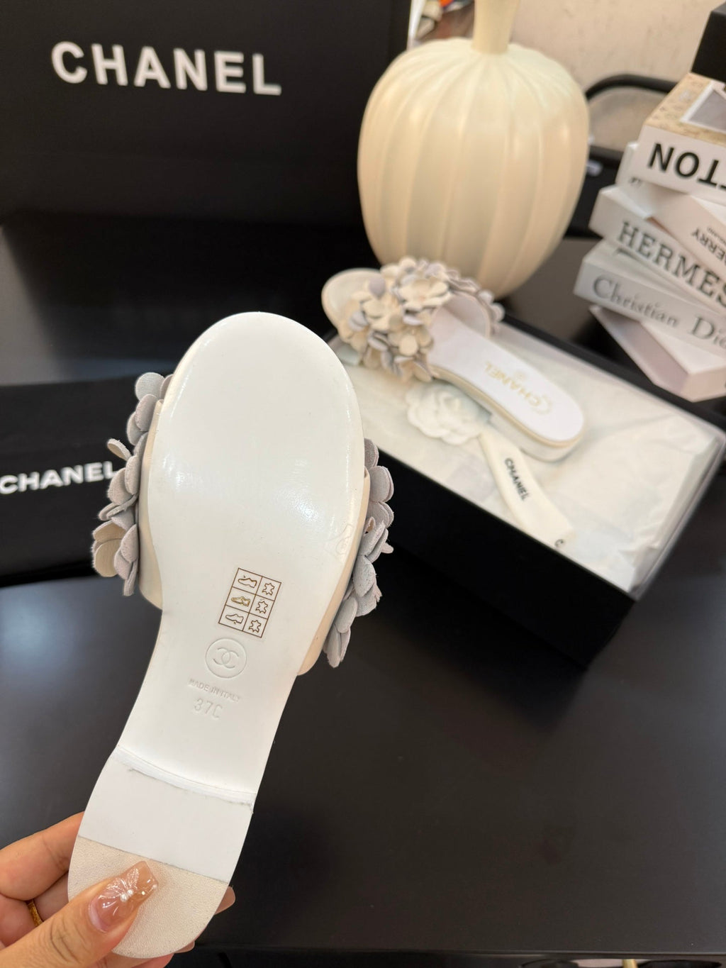 CHANEL FLAT MULE 15 MM IN PALE GRAY CALFSKIN