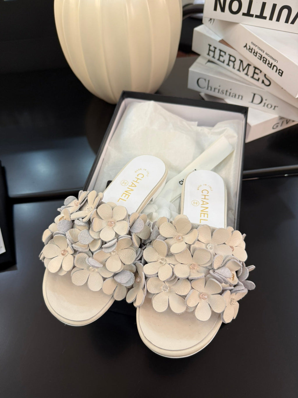 CHANEL FLAT MULE 15 MM IN PALE GRAY CALFSKIN