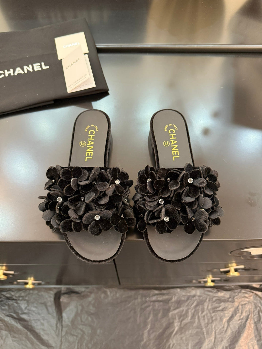 CHANEL FLAT MULE 15 MM IN BLACK VELVET