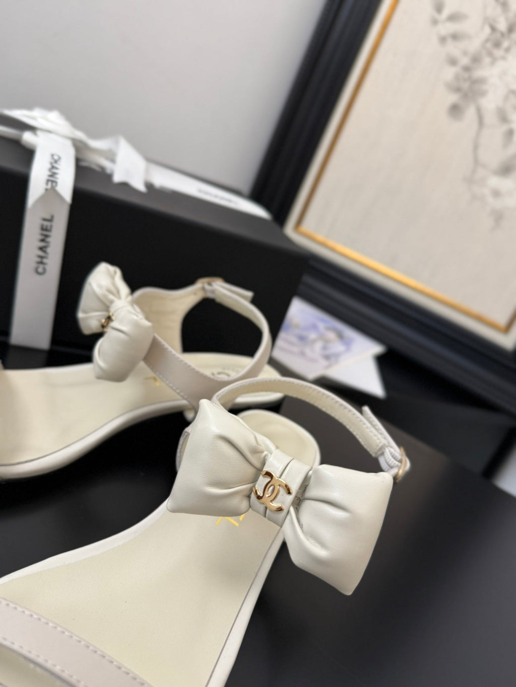 CHANEL FLAT SANDALS 5 MM IN WHITE CREAM CALFSKIN