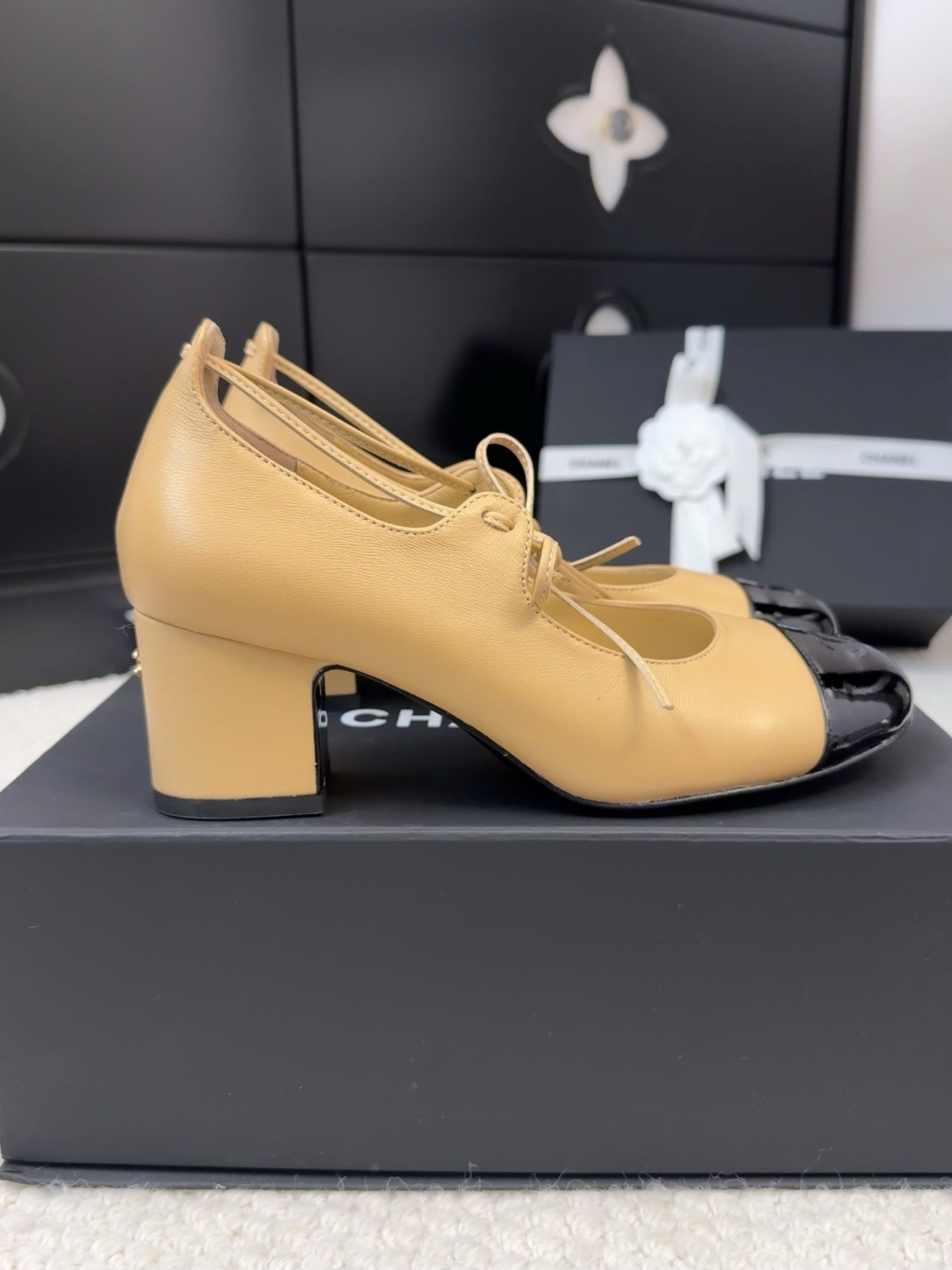 CHANEL MARY JANE PUMPS 55 MM IN SAND YELLOW MIX BLACK LAMBSKIN