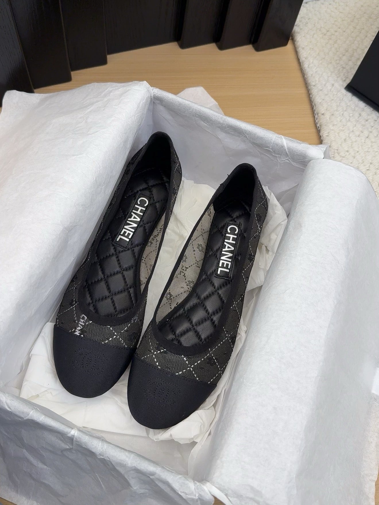 CHANEL BALLET FLAT IN BLACK FABRIC AND MESH